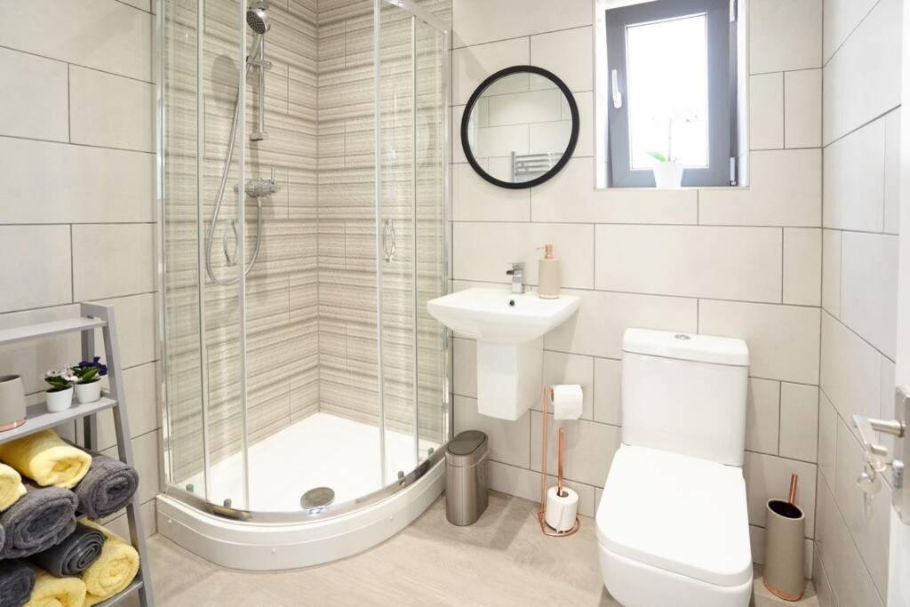 Home From Home - 4 Double Bed House With Parking Слау Екстер'єр фото