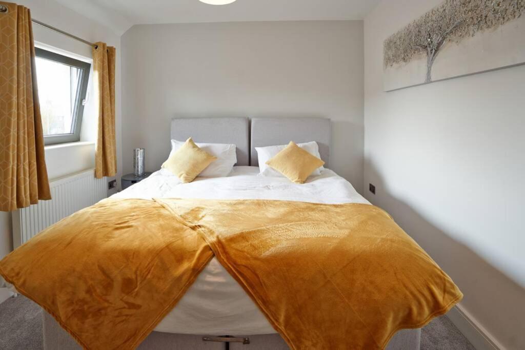 Home From Home - 4 Double Bed House With Parking Слау Екстер'єр фото