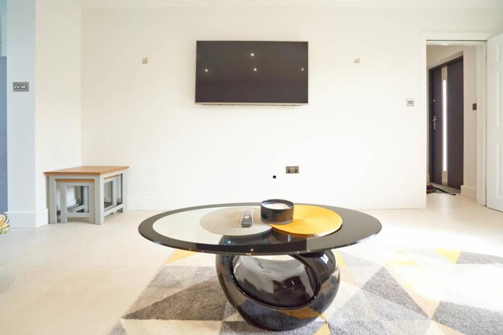Home From Home - 4 Double Bed House With Parking Слау Екстер'єр фото