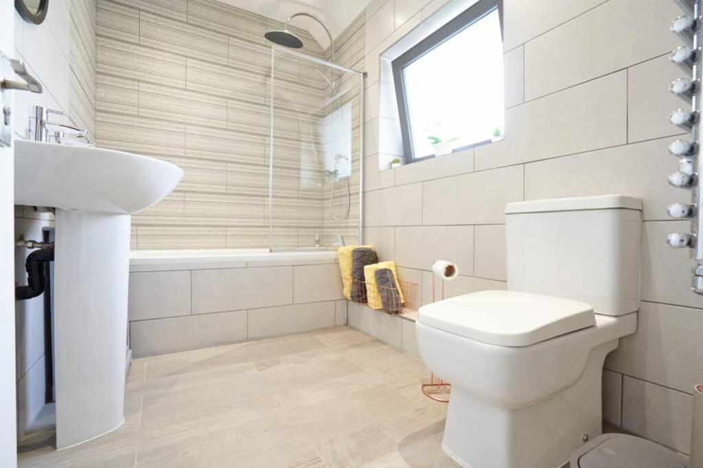 Home From Home - 4 Double Bed House With Parking Слау Екстер'єр фото