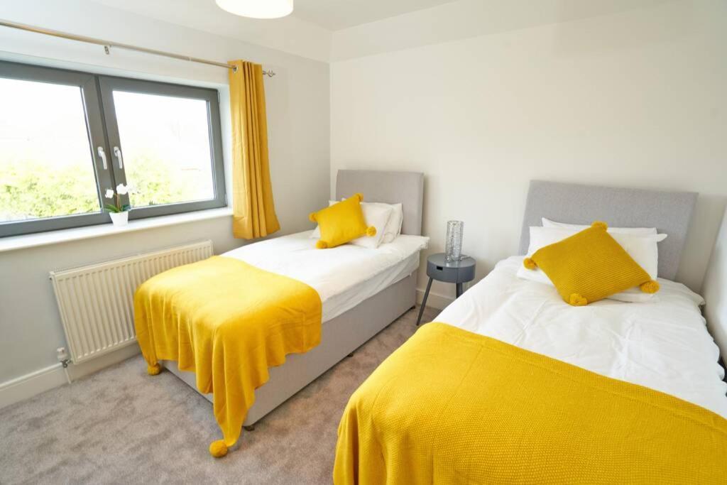 Home From Home - 4 Double Bed House With Parking Слау Екстер'єр фото